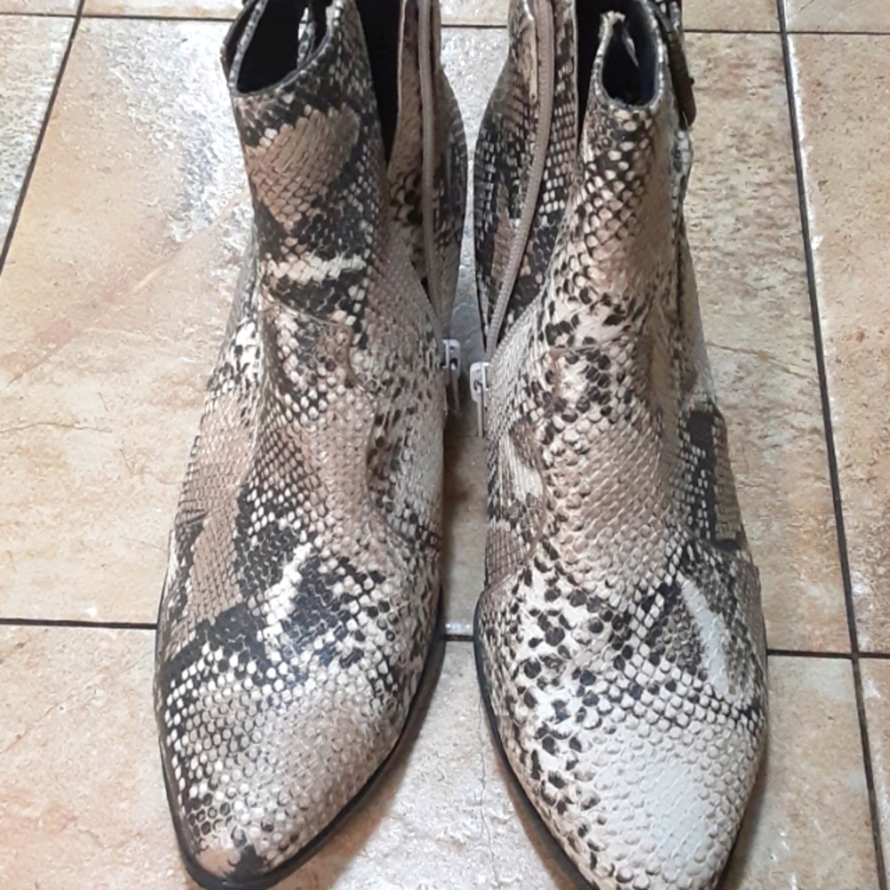 Low squares heels sake skins boots